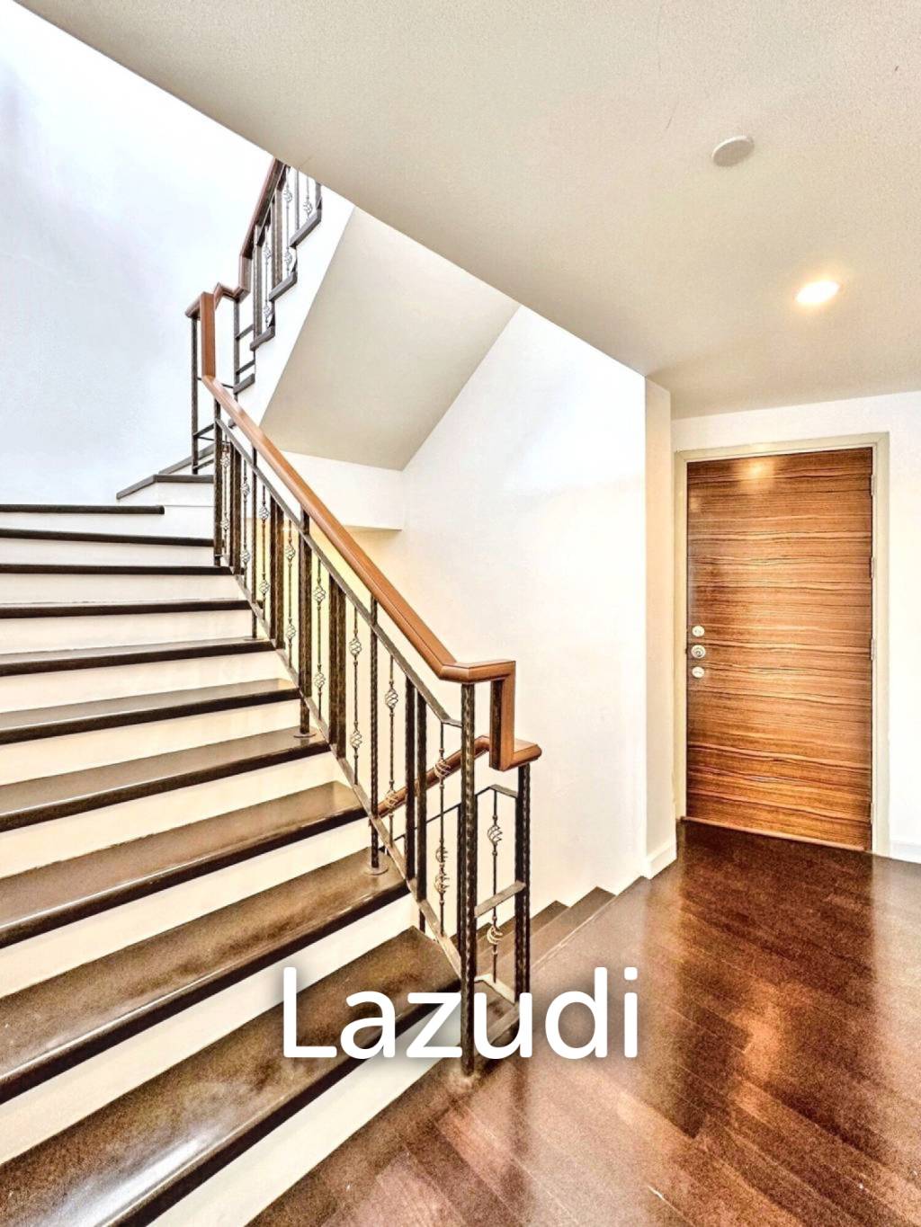 3 Bed 3 Bath 220 SQ.M Watermark Choapraya