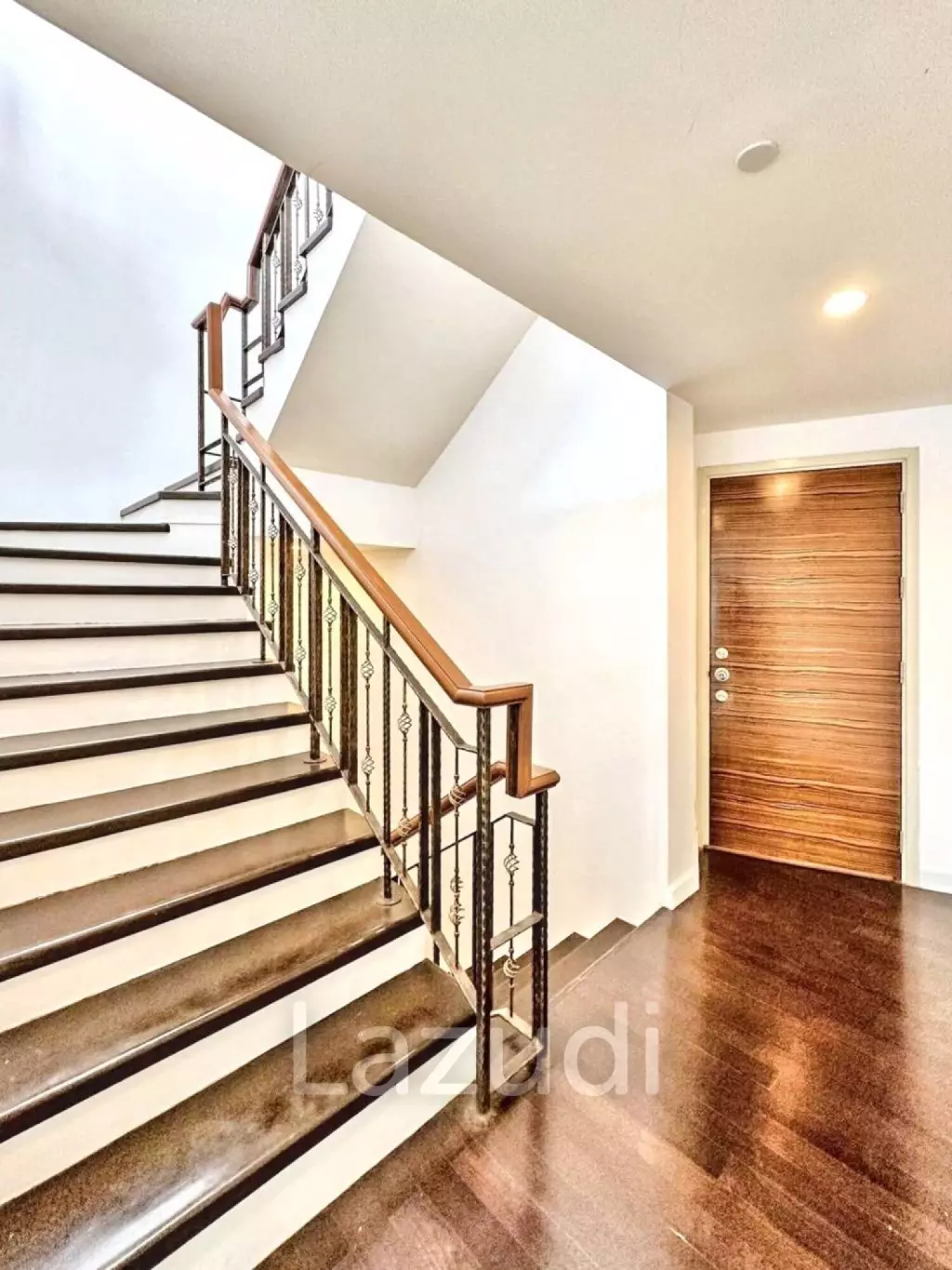 3 Bed 3 Bath 220 SQ.M Watermark Choapraya
