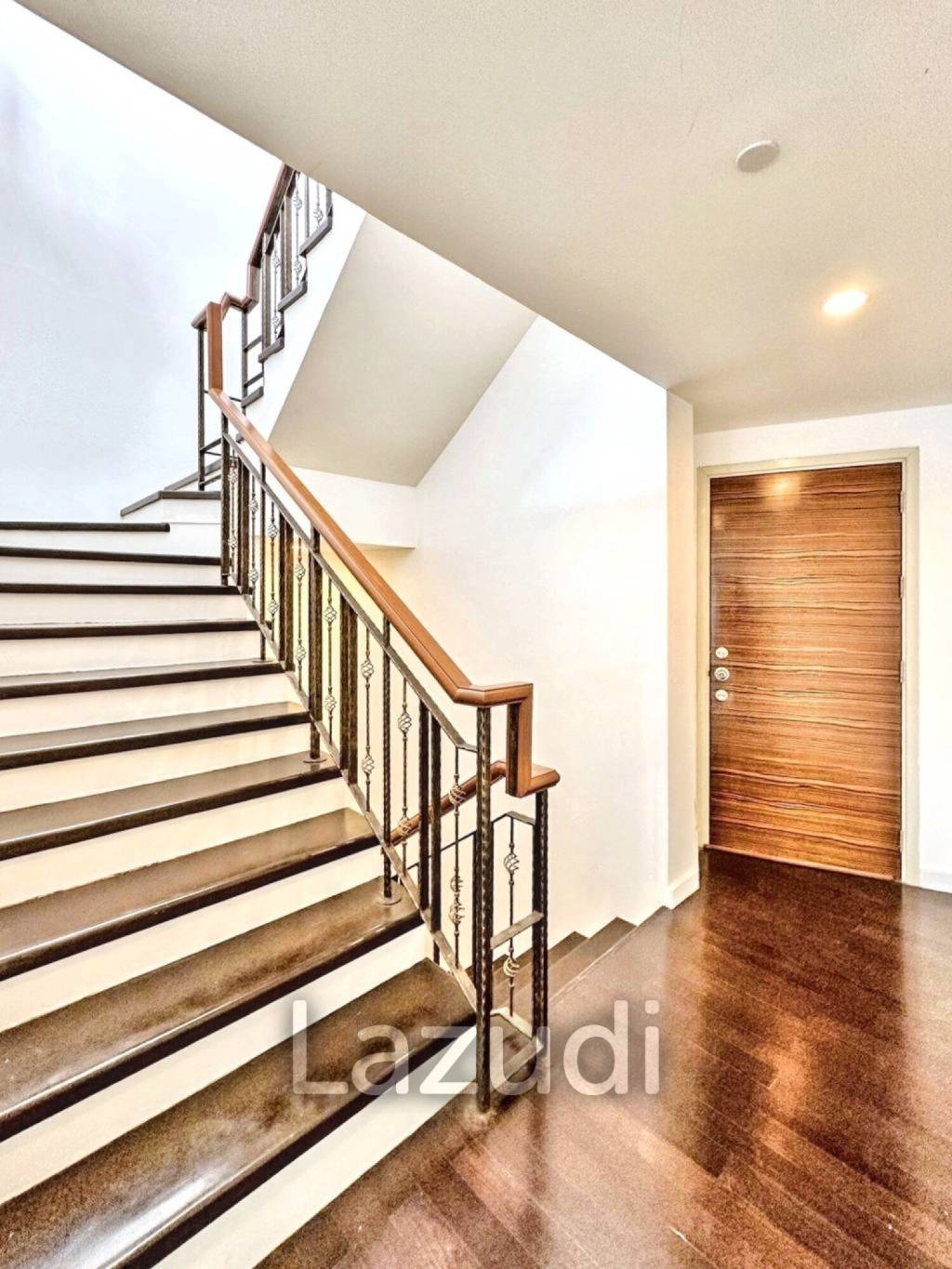 3 Bed 3 Bath 220 SQ.M Watermark Choapraya