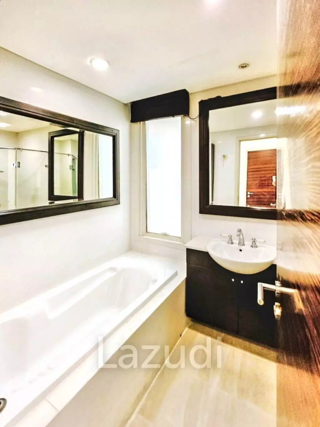 3 Bed 3 Bath 220 SQ.M Watermark Choapraya