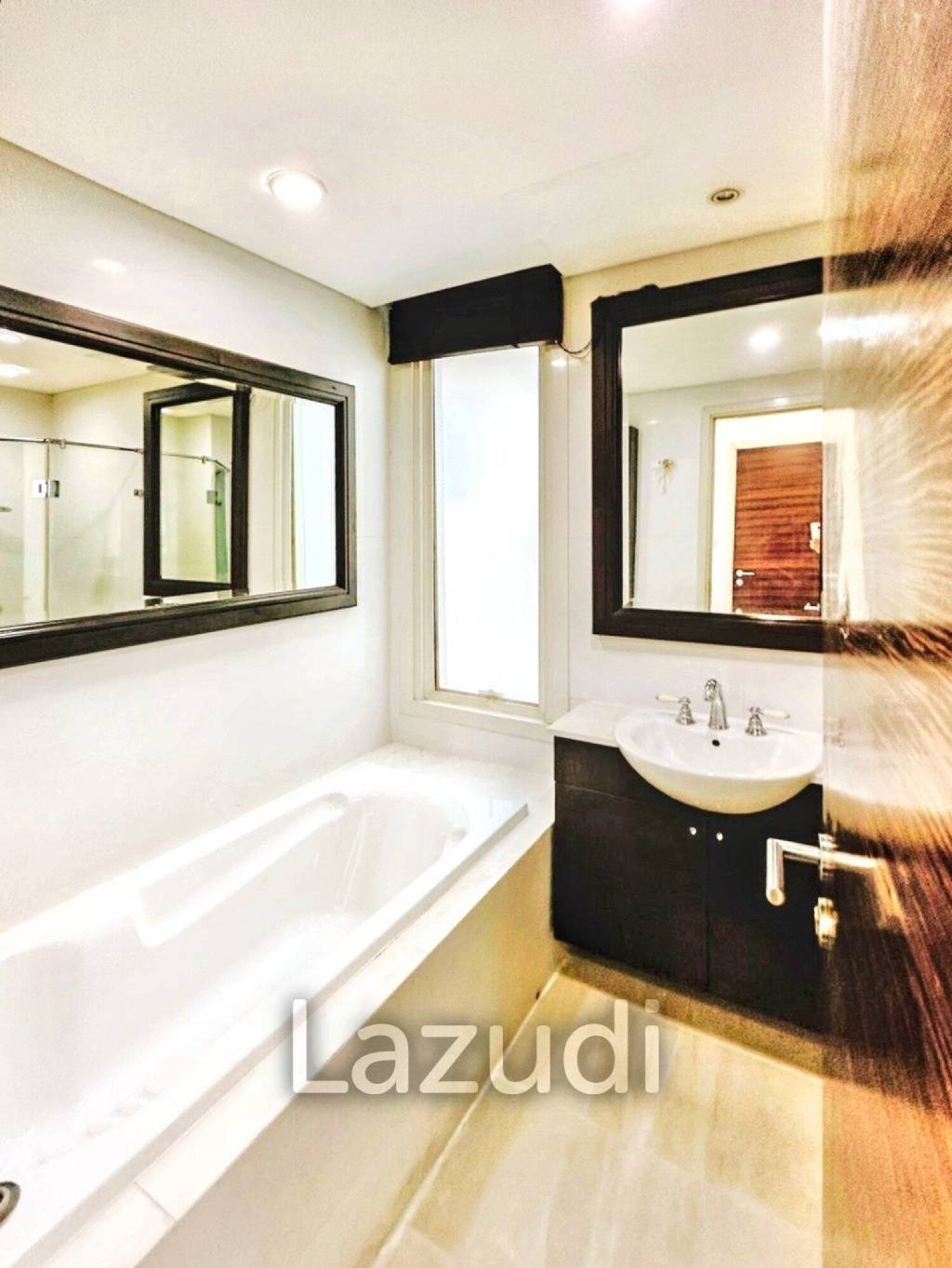 3 Bed 3 Bath 220 SQ.M Watermark Choapraya