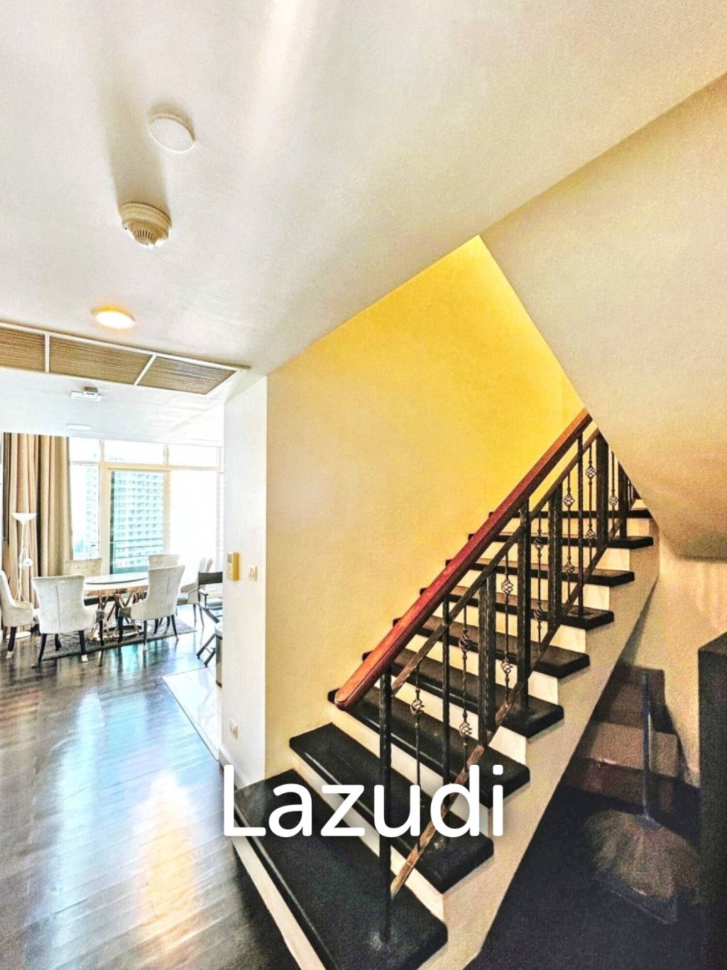 3 Bed 3 Bath 220 SQ.M Watermark Choapraya