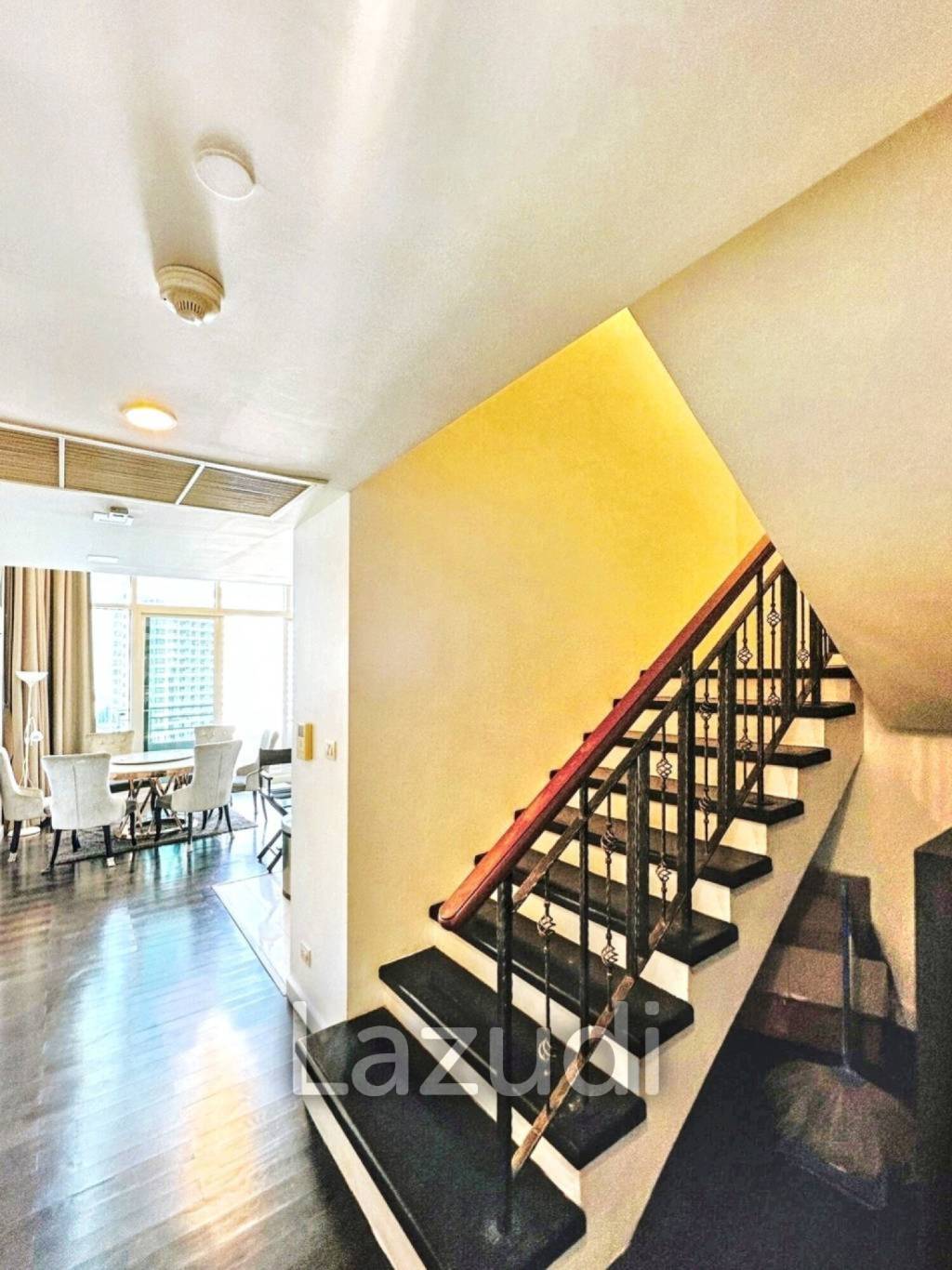 3 Bed 3 Bath 220 SQ.M Watermark Choapraya