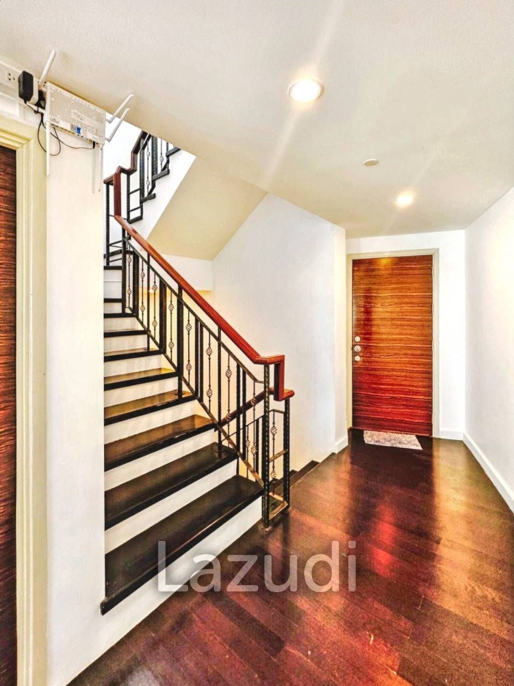3 Bed 3 Bath 220 SQ.M Watermark Choapraya