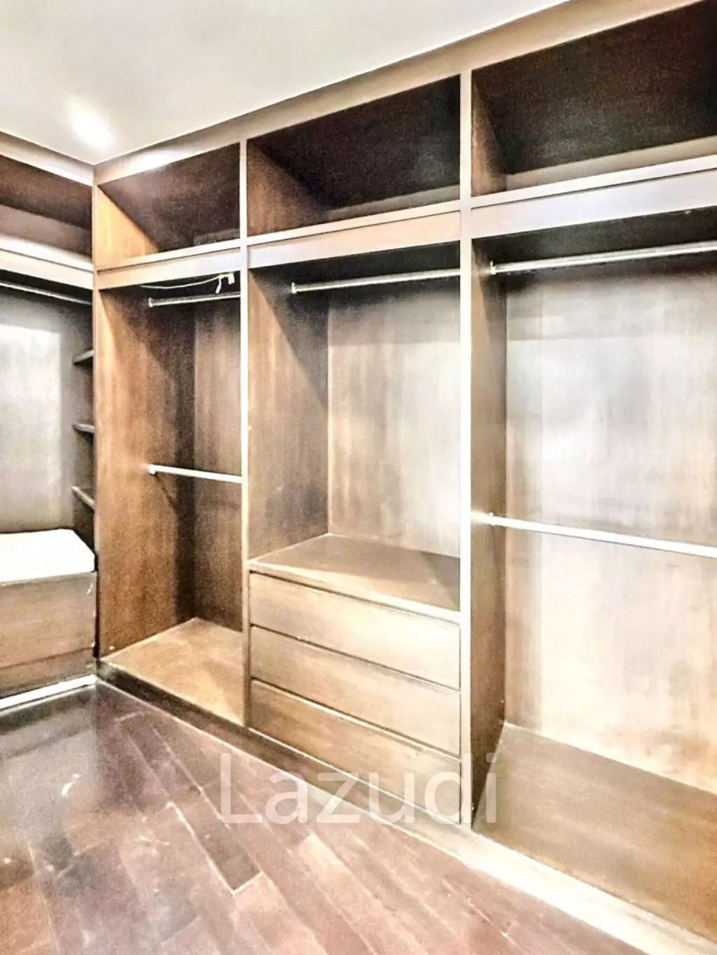 3 Bed 3 Bath 220 SQ.M Watermark Choapraya
