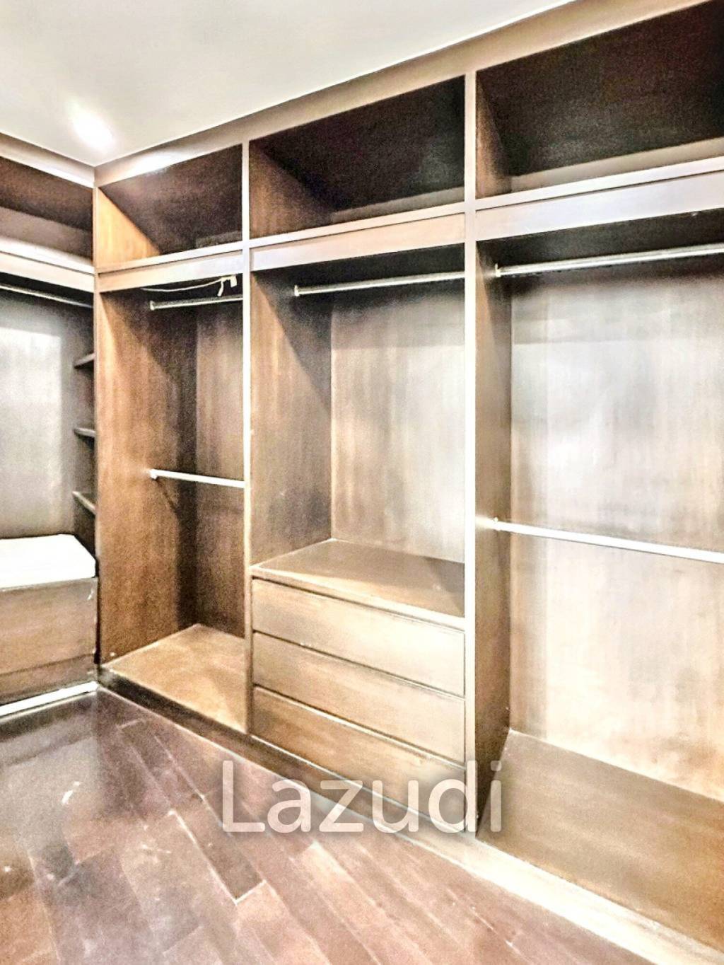 3 Bed 3 Bath 220 SQ.M Watermark Choapraya