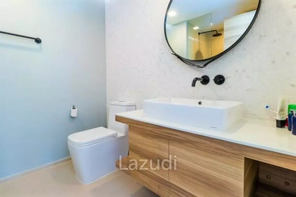 1 Bed Beachfront Condo with Pool View
