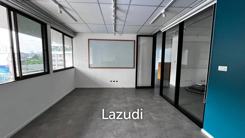 Office at Tossapon Building