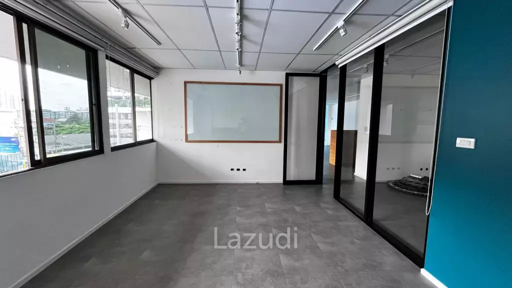 Office at Tossapon Building