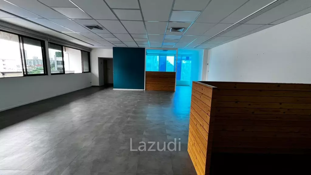 Office at Tossapon Building