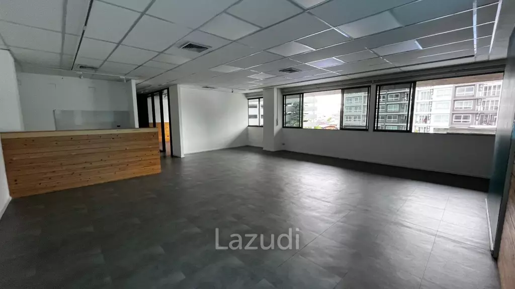 Office at Tossapon Building