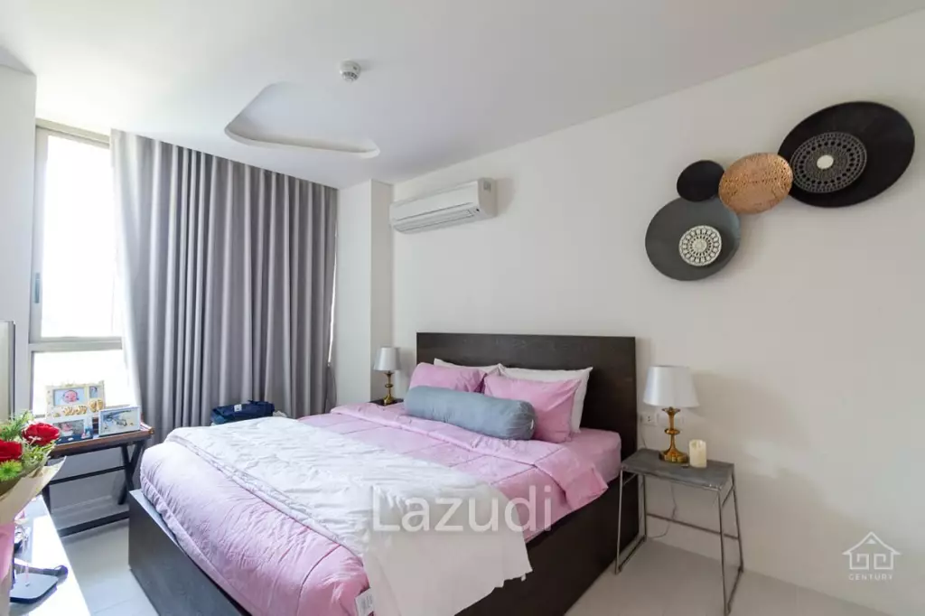 Luxurious 2 bed condo beachfront