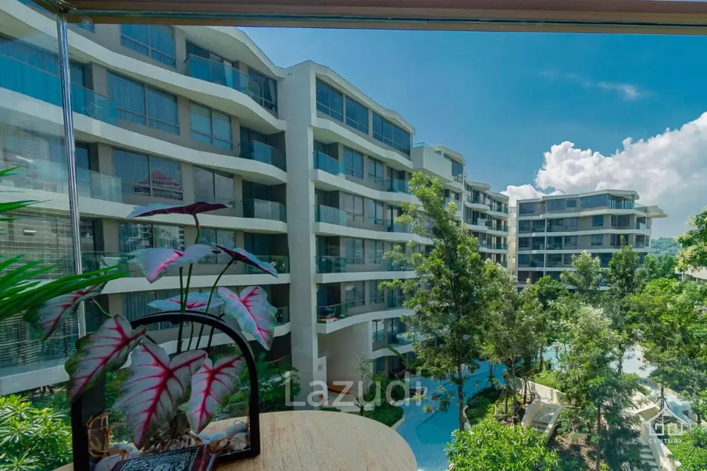 Luxurious 2 bed condo beachfront