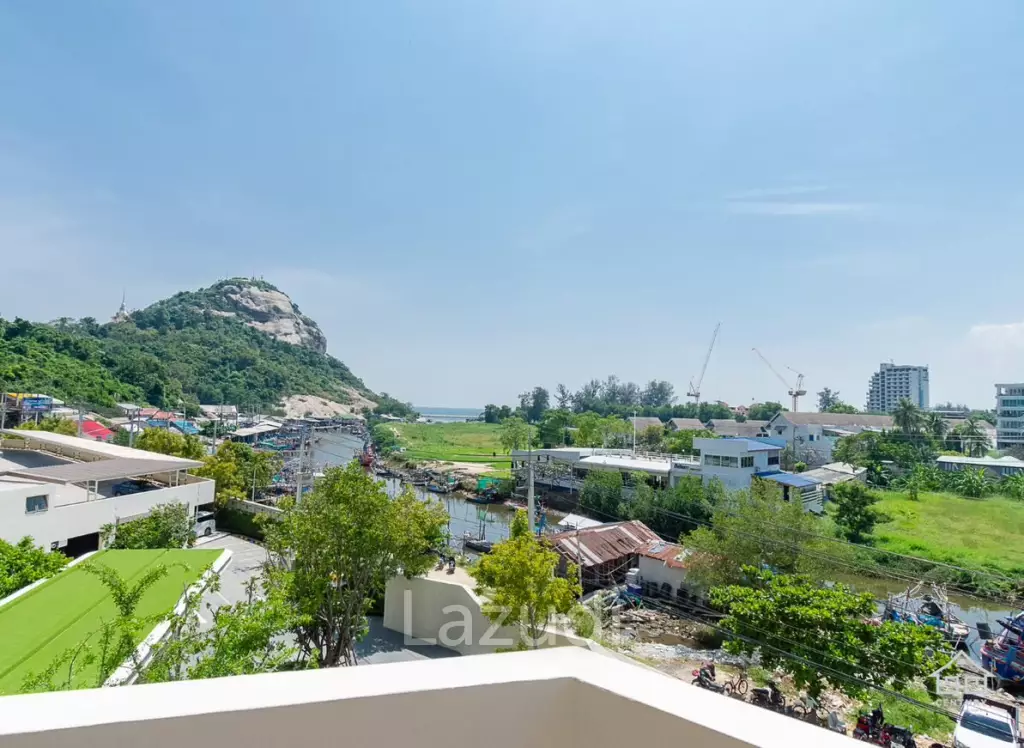 Luxurious 2 bed condo beachfront