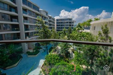 Luxurious 2 bed condo beachfront