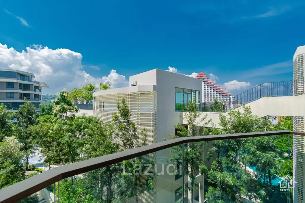 Luxurious 2 bed condo beachfront